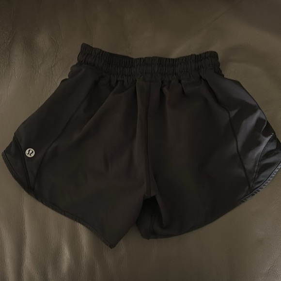 Lululemon Hotty Hot black shorts in 0 Tall - Picture 2 of 5